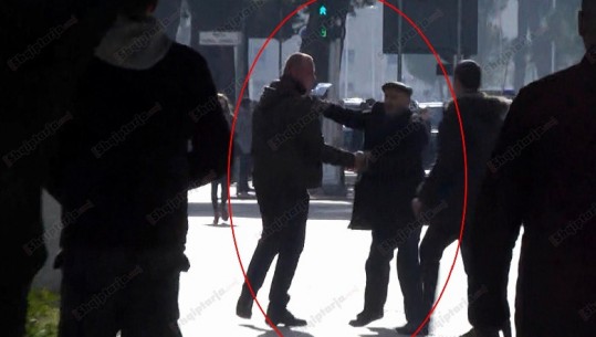 Incident në homazhet për 21 janarin/ I moshuari me zarf në dorë kërkon të takojë Ramën, e largon Garda (VIDEO)