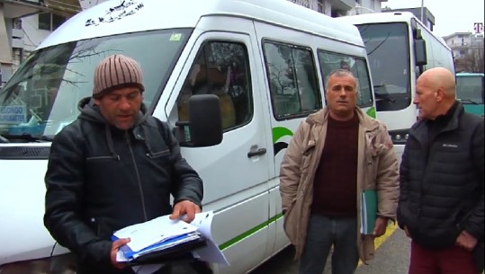 Gjirokastër/ Operatorët e linjave ndërqytetase në protestë, shkak licencimi i një firme nga Vlora 