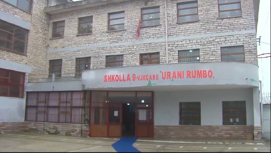 Shkolla 'Urani Rumbi' në Gjirokastër ka kaldaja por nuk funksionojnë, prindër e nxënës kërcënojnë me bojkot
