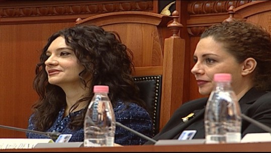 FOTOLAJM/ Seanca e parë plenare për 8 ministrat e rinj, Spiropali e buzëqeshur krah Xhaçkës