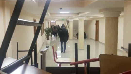 Fakulteti i Drejtësisë/ Disa studentë i kërkojnë rektor Konit rifillimin e mësimit, të tjerë vijojnë bojkotin me ofendime (Dokumenti+Video)