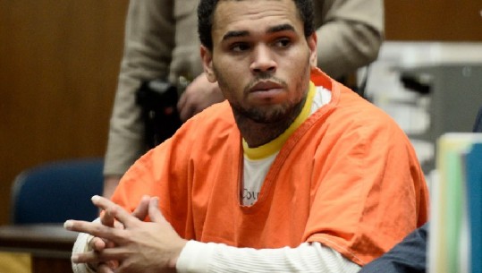 I akuzuar për përdhunim, reperi i njohur Chris Brown përfundon pas hekurave