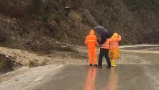 Shembet masivi tek Uji i Ftohtë, rrezikon rrëshqitja e të gjithë kodrës mbi rrugë (VIDEO)