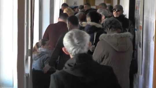 Fluks për kartat e identitetit në Berat/ Qytetarët ankohen për mungesën e sporteleve: Zëmë radhë që në 7 të mëngjesit