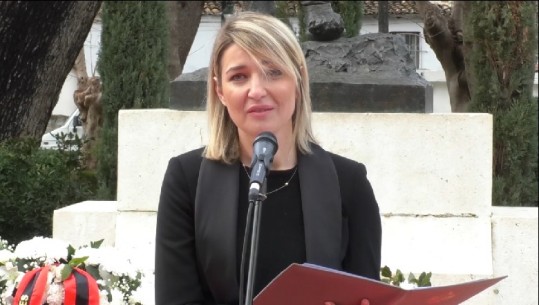 Homazhe në Vlorë, ministrja e Kulturës përcjell mesazhin e Ramës: U përpoq deri në frymën e fundit për njerëzit