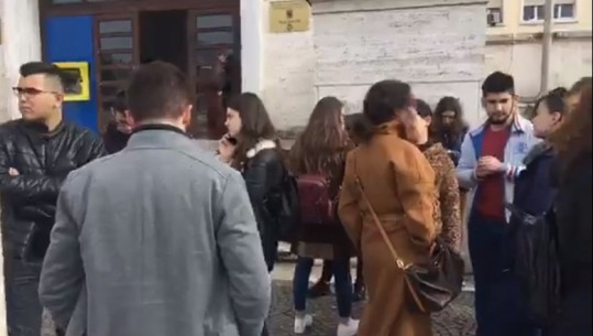 Mbledhje në Rektoratin e Tiranës/ Studentët: Më pak se 20 veta nuk na lejojnë të bëjmë mësim
