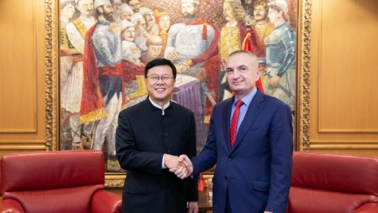 Ambasadori i ri Kinës në Shqipëri, Zhou Ding i dorëzon Letrat Kredenciale Presidentit Meta