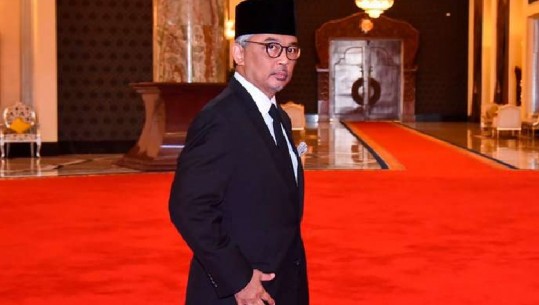 Ish-mbreti i Malajzisë arratiset me ish-Miss-in/ Zyrtari i FIFA-s i zë vendin