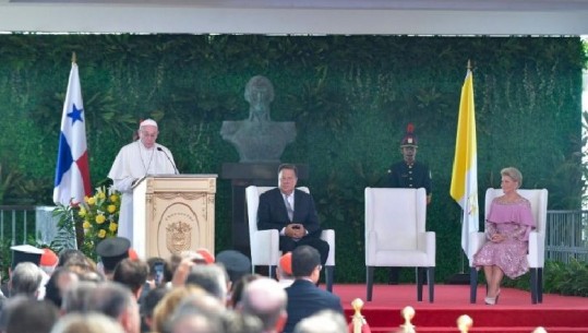 Papa Françesku thirrje politikanëve: Refuzoni korrupsionin, jetoni në thjeshtësi dhe transparencë