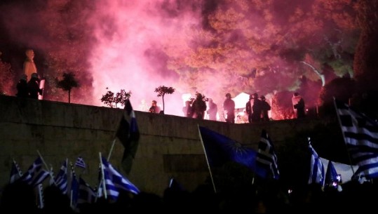 Marrëveshja e Prespës/ Protestë e agravuar përpara parlamentit grek, disa të plagosur dhe 4 të ndaluar 
