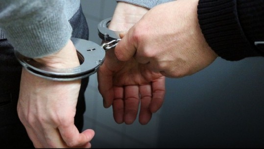 Të shpallur në kërkim për vjedhje, arrestohen tre persona, një prej tyre i dënuar në 2015-n