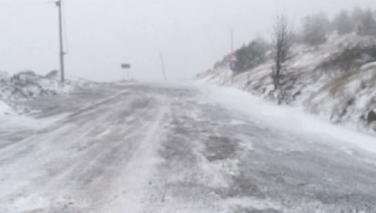 Vijojnë reshjet e dëborës në Dibër dhe Kukës, ngricat sjellin vështirësi në akset rrugore (Situata)