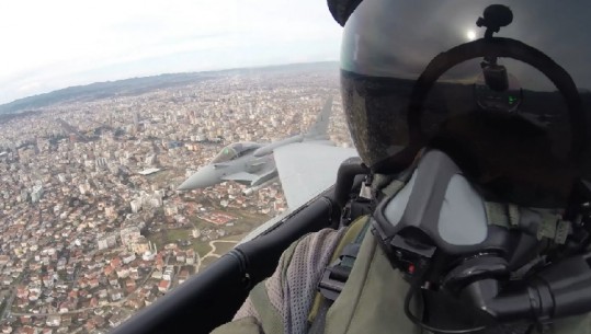 Fluturimi i 5 avionëve luftarakë të NATO-s dje mbi  Tiranë, pamje spektakolare nga kabina e pilotimit (VIDEO-FOTO)
