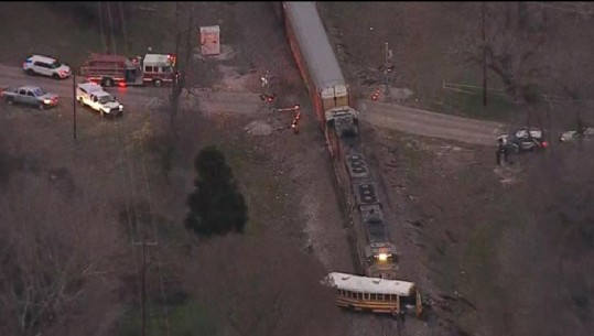 Teksas,1 nxënës i vdekur dhe një e plagosur rëndë nga përplasja fatale e trenit me autobusin shkollor