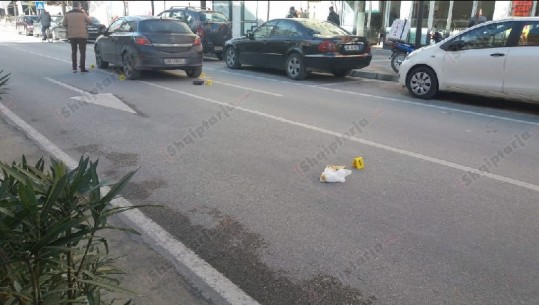 Fier/ Po kalonte rrugën, 'Opeli' përplas rëndë gruan e moshuar (VIDEO)