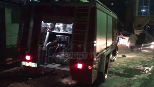 Zjarr në garazhin e një shtëpie në Elbasan, flakët vihen nën kontroll (VIDEO)