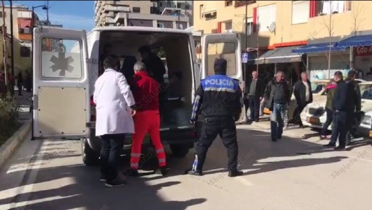 Aksident në Fier, po kalonte rrugën, makina përplas këmbësoren e moshuar (VIDEO)