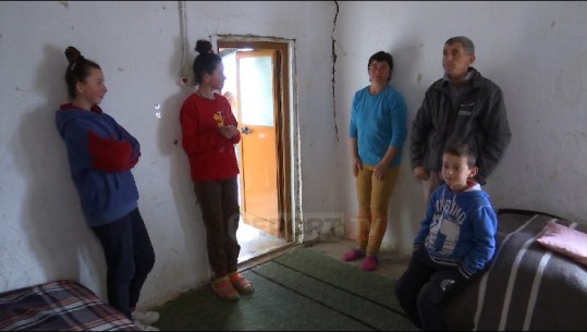 Në kushte të vështira ekonomike dhe me vajzën e sëmurë, familja e varfër 5-anëtarëshe në Bërzhitë bën apel për ndihmë (VIDEO)