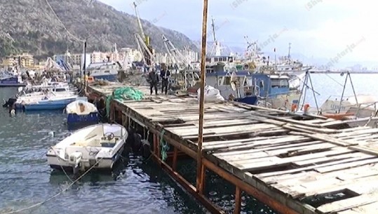 Moli i Shëngjinit me dërrasa të shkatërruara dhe të kalbura, peshkatarët: Paguajmë taksat por nuk po marrim shërbimin