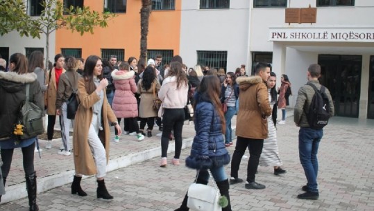 Bllokimi i Juridikut, studentët rifillojnë mësimin në ambientet e gjimnazit 'Petro Nini Luarasi' (FOTO)