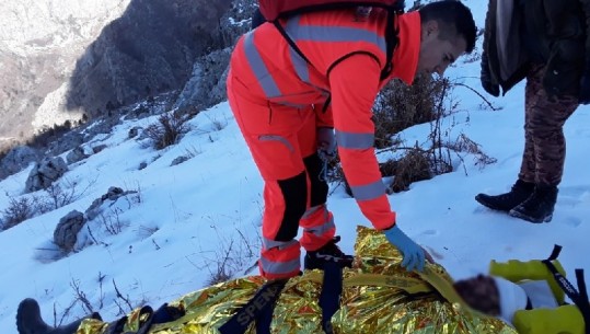 I plagosur në mes të borës në Koplik, bariu transportohet me helikopter drejt Tiranës (VIDEO+FOTO)