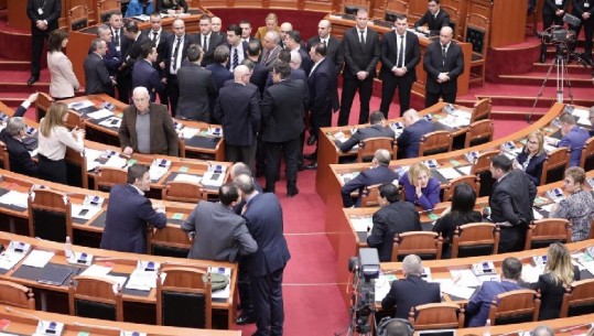 Basha kërkon qeveri tranzitore dhe kërcënon: Pranoni propozimin ose populli do pastrojë Kuvendin (VIDEO)