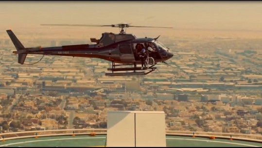 Dubai/ Çiklisti hidhet prej helikopterit nga 220 m lartësi (VIDEO)