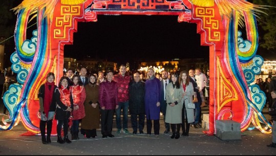 Tirana mirëpret Vitin e Ri kinez, Sheshi “Skënderbej” zbukurohet me fenerë dhe personazhe, Veliaj: Qyteti i mbi 100 kombësive