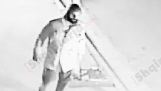 Vrasja e Devi Kasmit/ Report Tv siguron videon, killeri grek largohet në këmbë pas krimit dhe hipën në furgonin e bardhë
