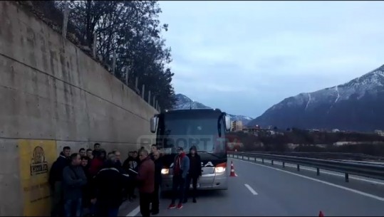 Fëmijët sulmojnë me gur autobusin nga Kosova, revoltohen udhëtarët (VIDEO)
