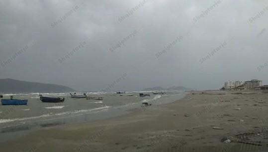 Moti i keq, mbyten 5 varka në Vlorë, lundrimi vijon i pezulluar, nga Durrësi lëvizja 12 orë me vonesë (VIDEO)