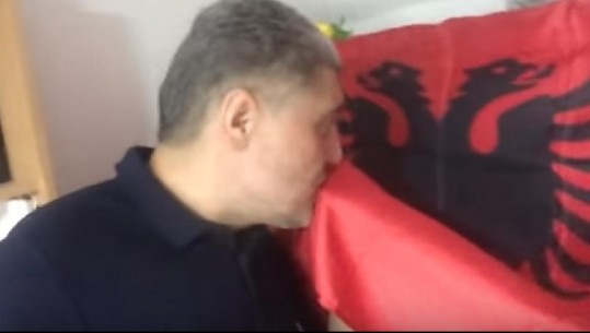 Publicisti serb 'çmend' mediat vendase, shfaqet duke puthur flamurin shqiptar