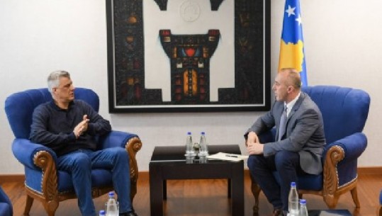 Thaçi i shkon në takim zyrtar Haradinajt me xhinse dhe bluze të thjeshtë