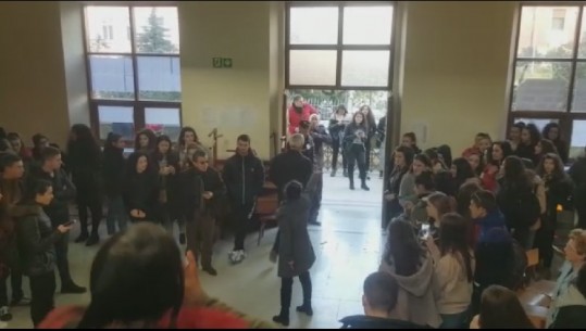 Tiranë, vijon bojkoti te Shkencat Sociale dhe Filologjiku, tension në Shkodër me grupit të ngujuar dhe rektorit (VIDEO)
