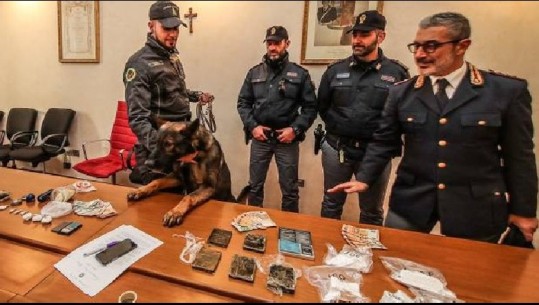 U kapën me dhjetëra-mijëra euro kokainë dhe marijuanë, arrestohen kontraktuesi shqiptar dhe grupi në Itali (FOTO)