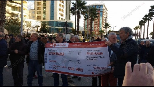 Pak protestues në Vlorë/ Mbështetësit e PD i presin Ramës 'biletën' vetëm vajtje me 'Air Albania' (FOTO+VIDEO)
