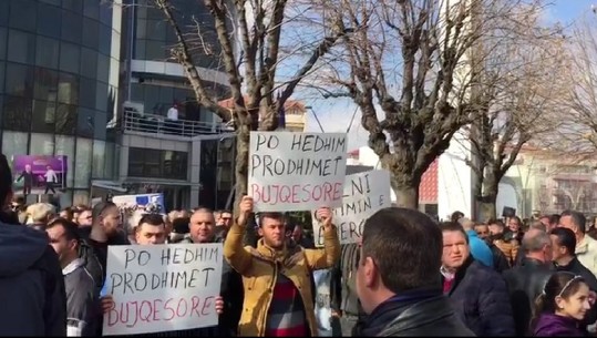 Protesta e PD-së në Korçë/ Demokratët me pankarta në duar, gjuajnë me vezë drejt Bashkisë 