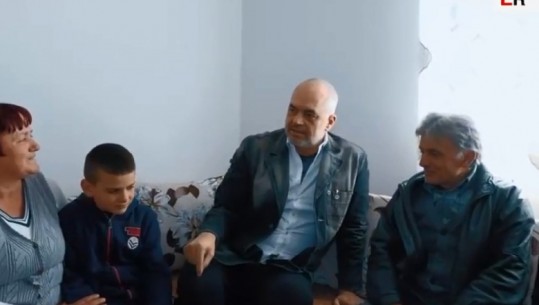 Rama viziton shtëpinë e re të familjes së varfër në Sovjan të Korçës: Një tjetër dritë e ndezur (VIDEO)