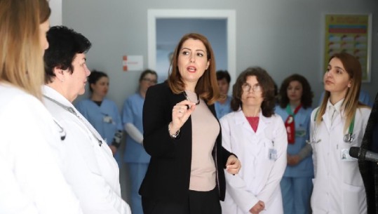 Manastirliu viziton qendrën e rehabilituar shëndetësore në Korçë: Analiza falas për kancerin e qafës së mitrës