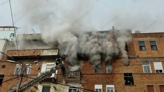 Përfshihet nga flakët një apartament në Durrës, shpëtohet e moshuara, nxirret nga zjarrfikësit (VIDEO)