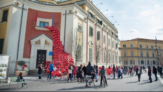Surpriza për Shën Valentin, Bashkia e Tiranës vishet me zemra të kuqe (FOTO)