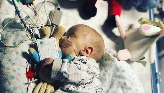 Lindi sa një shiringë, foshnja mrekulli sfidon 'një nga një milion' mundësitë për të mbijetuar (VIDEO)