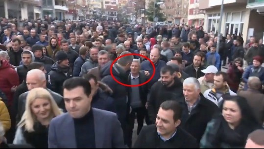 I tërhoqi dorën Bashës, truproja godet qytetarin në Pogradec (VIDEO+FOTO)