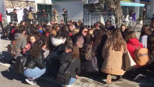 Skandali në Universitetin e Shkodrës/ Të rinjtë në protestë: Stop dhunës dhe abuzimeve (VIDEO)