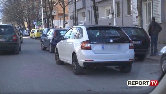 Vëzhgimi/ Si zaptohen vendet e parkimeve në Tiranë nga makinat e 