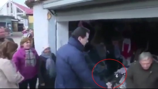Moment i sikletshëm për Bashën në Mat, qytetari refuzon t'i japë dorën (VIDEO)