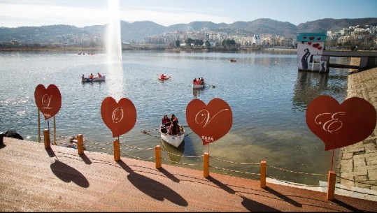 Tirana plot dashuri, çiftet e reja dhe të moshuarit festojnë te Parku i Madh i Liqenit 