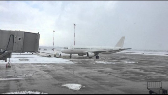 Kontrollorët ajrorë vijojnë grevën, bllokohen fluturimet nga Aeroporti i Prishtinës