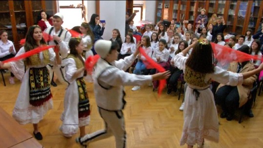 Shkolla 9-vjeçare në Tiranë, program artistik për Pavarësinë/ Nxënësit në një zë: Gëzuar Kosovë 
