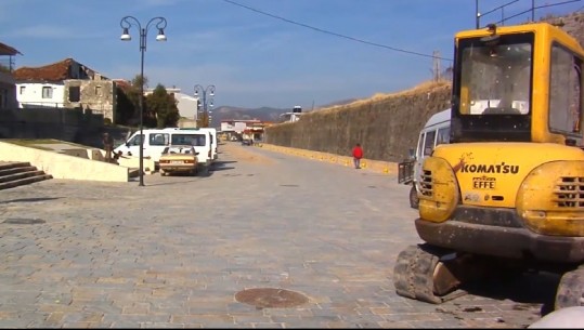 'By-pass'-i i Tepelenës shkatërron rrugët e qytetit, kryebashkiaku: Firma do të riparojë dëmtimet